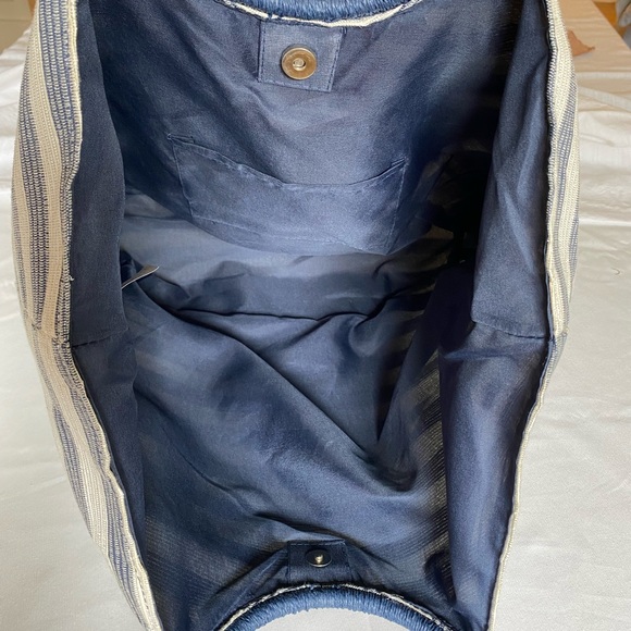 Large Lightweight Navy & Cream Tote - Picture 6 of 8